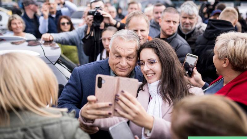 Képeken és videón keresztül mutatjuk be Orbán Viktor pesterzsébeti aláírásgyűjtését! Ne hagyd ki a részleteket!