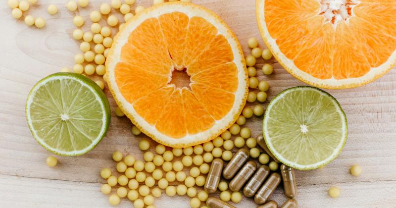 Őszi vitaminforrások: 6 elengedhetetlen tápanyag, amit az orvosok ajánlanak a betegségek elkerülésére

Ahogy az őszi hónapok beköszöntenek, a hűvösebb időjárás és a csökkenő napfény hatására a szervezetünk immunrendszere gyengülhet. Az orvosok jól tudják,