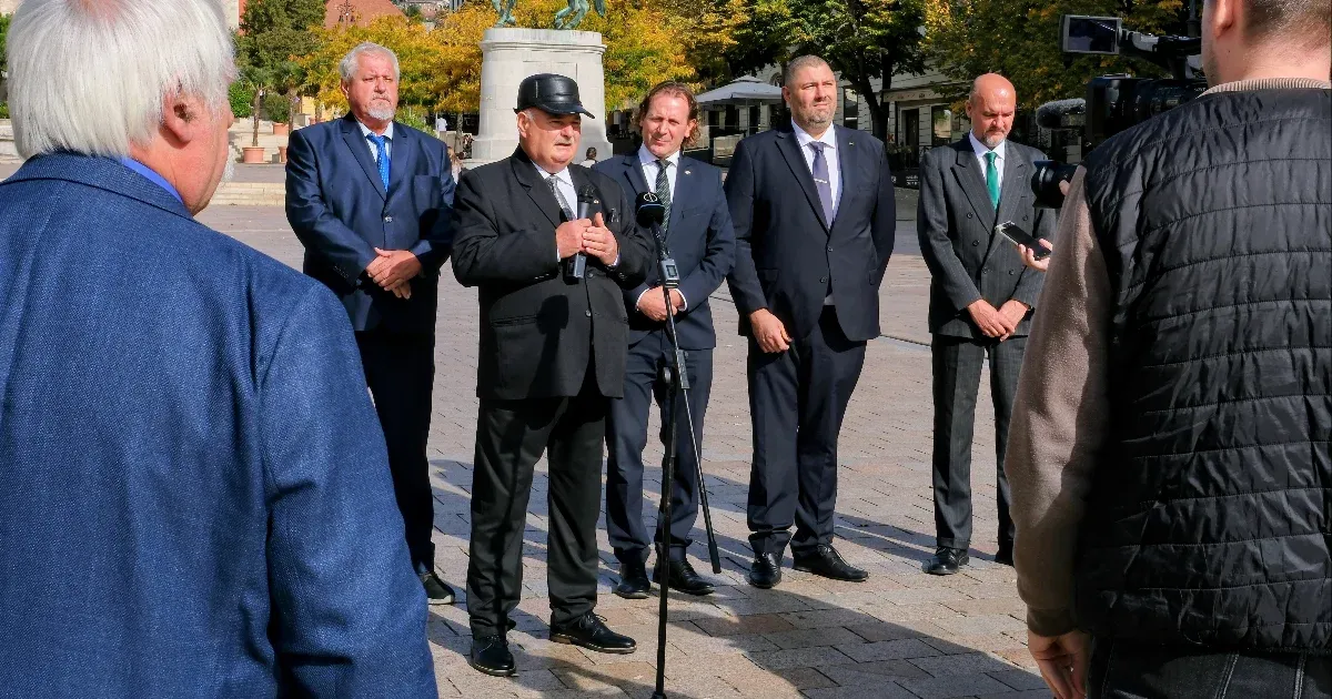 A Mi Hazánk párt kormányzó alternatívaként tekint magára, ugyanakkor elkötelezett a konstruktív ellenzéki szerep iránt is.