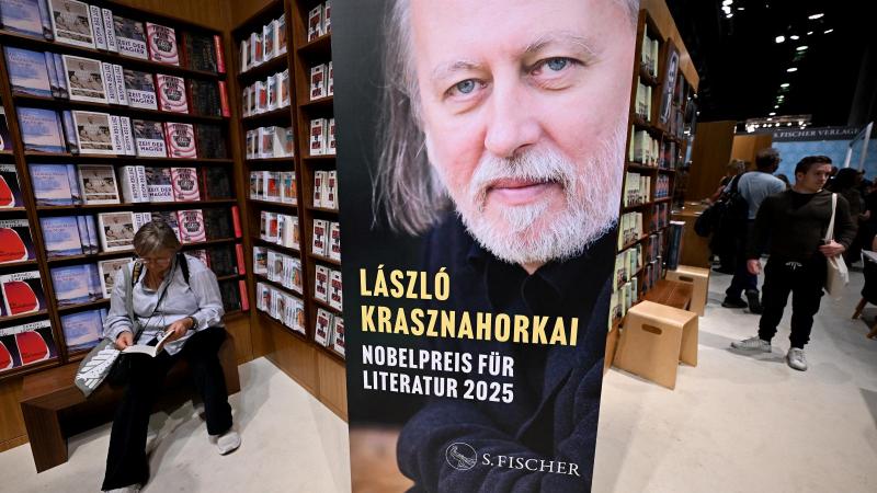 Demeter Szilárd véleménye szerint Krasznahorkai László irodalmi Nobel-díja nem arra szolgál, hogy a művész arcképét egy LED-falon tálalják a közönségnek.
