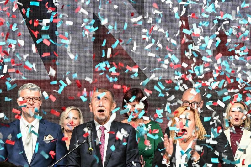 A Guardian elemzése szerint a közép-európai populisták szilárd ellenálló képessége figyelmeztetést jelent az amerikai demokraták számára. Az írás rávilágít arra, hogy a populista mozgalmak nem csupán átmeneti jelenségek, hanem mélyebb társadalmi és politi