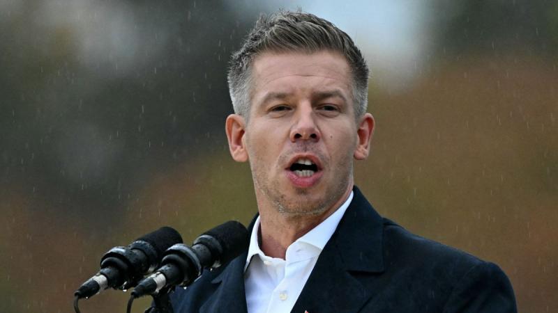 Nagy Attila Tibor: Magyar Péter, a leendő miniszterelnök

Az elképzelt politikai tájban Magyar Péter neve egyre inkább felmerül, mint a jövő miniszterelnöke, aki friss szemléletével és innovatív megoldásaival képes lenne megreformálni a hazai politikai él