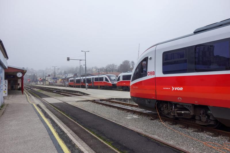 Tragikus baleset történt Ausztriában, ahol egy 15 éves cseh lány életét vesztette, miután lezuhant egy gyorsvonat tetejéről. Az eset rávilágít a fiatalok biztonságára és a hirtelen döntések következményeire.